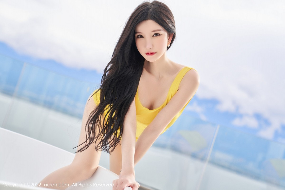 xgyw.top_XiuRen第5557期_女神周于希Sally心愿旅拍黄色收身连衣裙配无内肉丝惹火诱惑写真70P