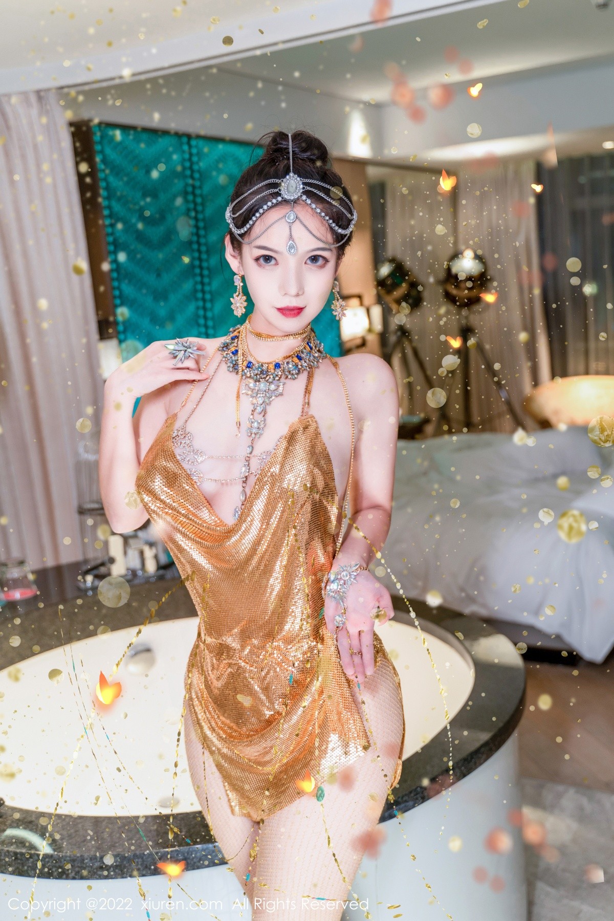 xgyw.top_XiuRen第5559期_模特大美妞儿黄金甲主题性感情趣吊带真空秀豪乳翘臀诱惑写真62P