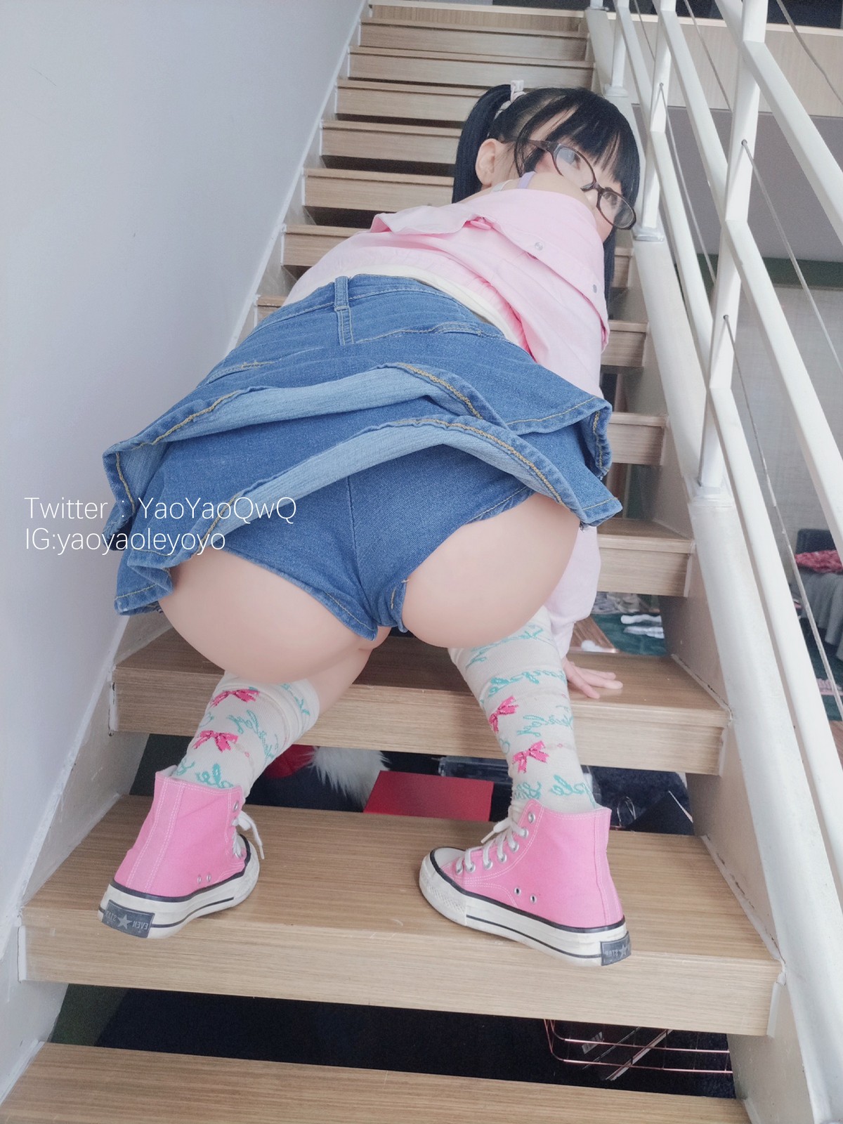 xgyw.top_网络美女软妹摇摇乐一个人在家主题私房性感粉色外衣配牛仔短裙迷人诱惑写真85P