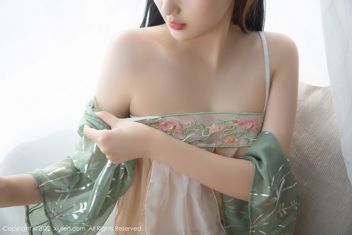 xgyw.top_XiuRen第5556期_模特江真真中秋主题白色轻透古装服饰配超薄无内肉丝诱惑写真70P
