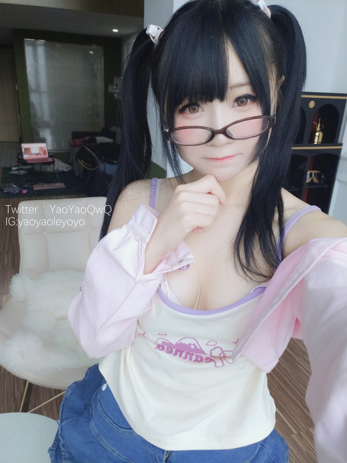 xgyw.top_网络美女软妹摇摇乐一个人在家主题私房性感粉色外衣配牛仔短裙迷人诱惑写真85P