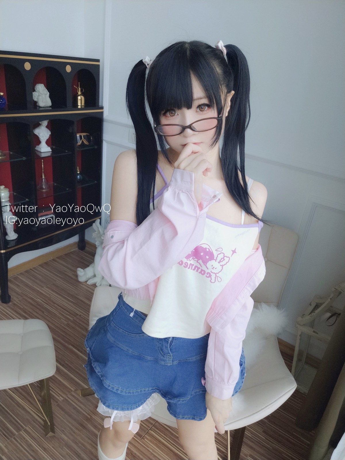 xgyw.top_网络美女软妹摇摇乐一个人在家主题私房性感粉色外衣配牛仔短裙迷人诱惑写真85P