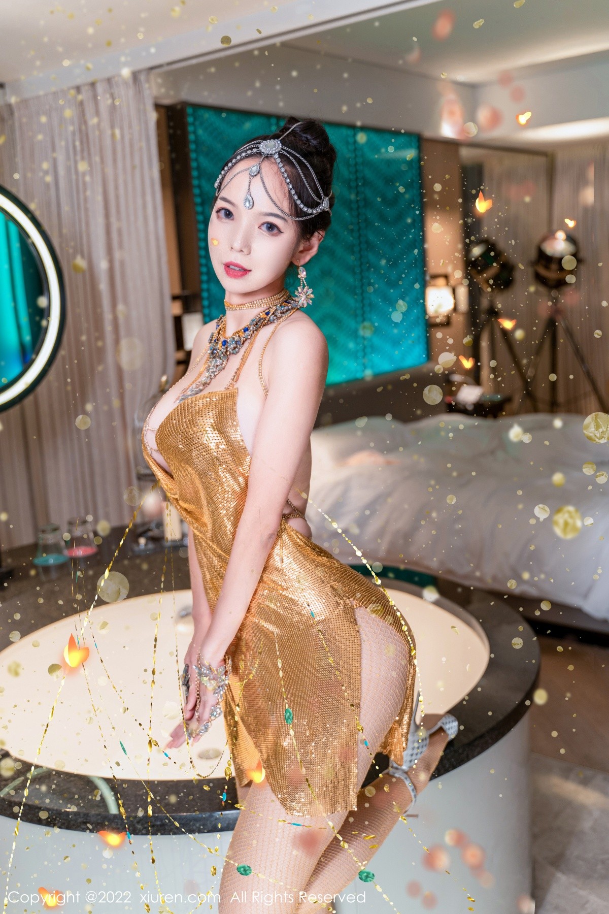 xgyw.top_XiuRen第5559期_模特大美妞儿黄金甲主题性感情趣吊带真空秀豪乳翘臀诱惑写真62P