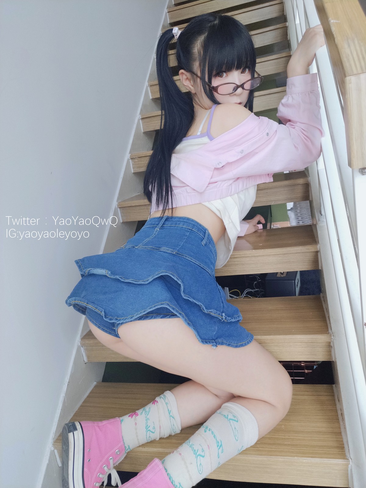 xgyw.top_网络美女软妹摇摇乐一个人在家主题私房性感粉色外衣配牛仔短裙迷人诱惑写真85P