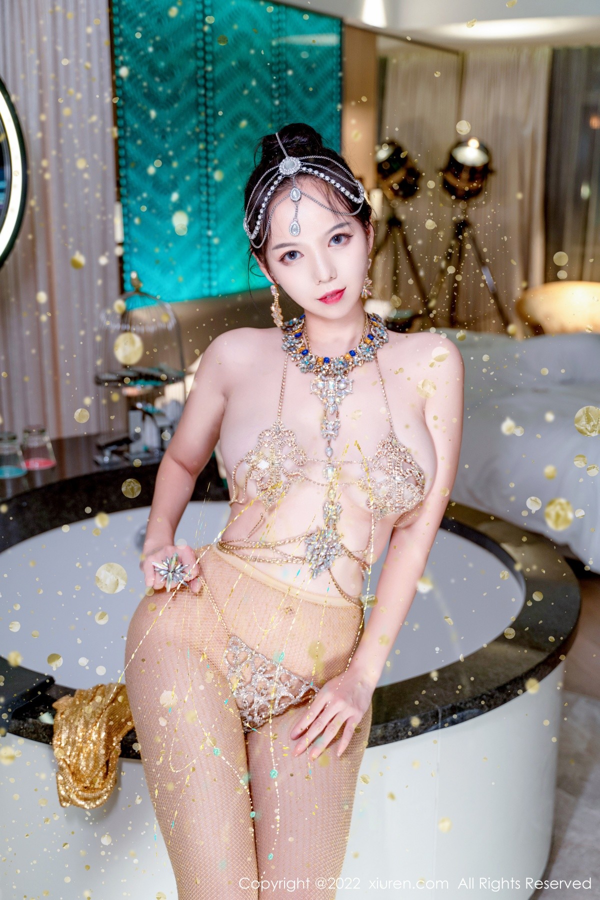 xgyw.top_XiuRen第5559期_模特大美妞儿黄金甲主题性感情趣吊带真空秀豪乳翘臀诱惑写真62P