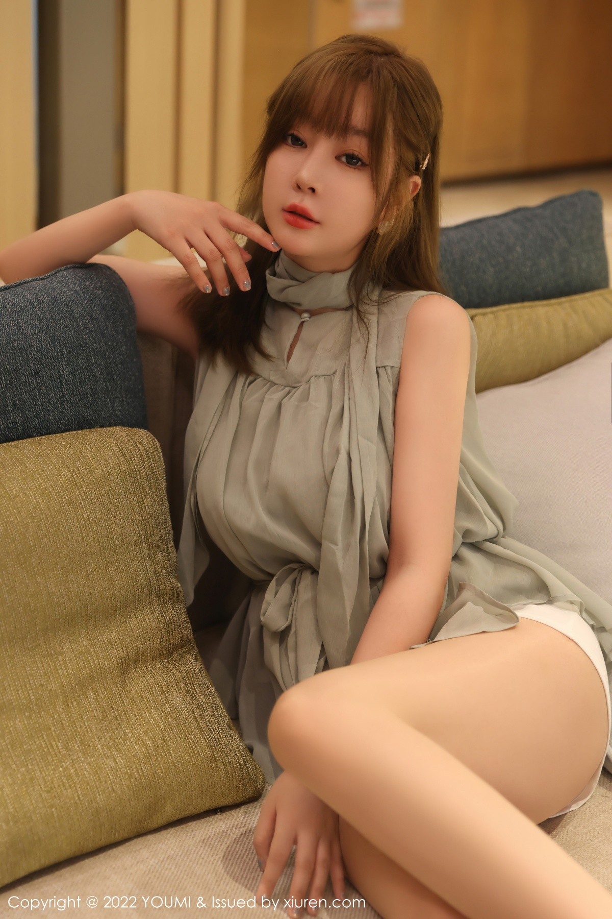 xgyw.top_[YouMi尤蜜荟]Vol.841_女神王雨纯性感灰色上衣配白短裙半脱露性感蕾丝内衣诱惑写真71P