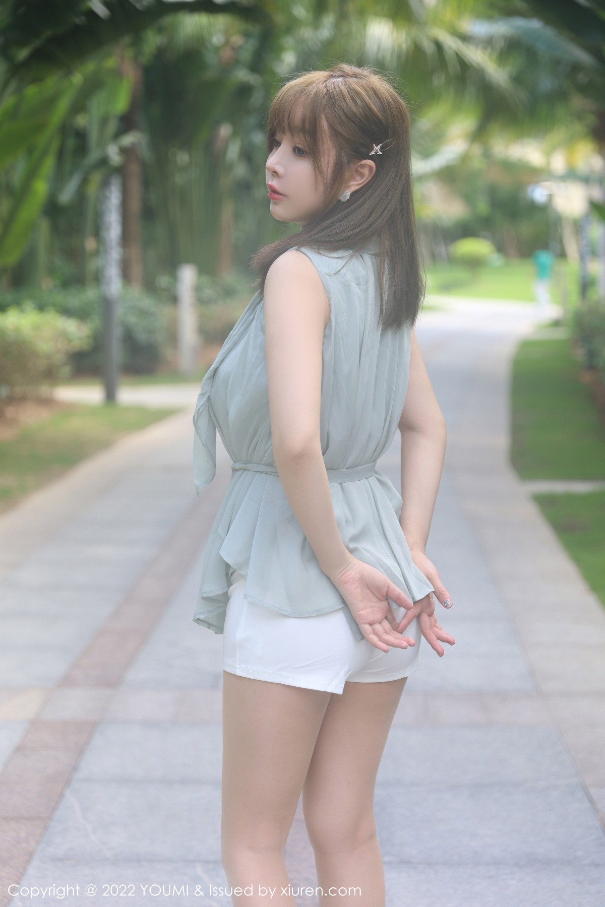 xgyw.top_[YouMi尤蜜荟]Vol.841_女神王雨纯性感灰色上衣配白短裙半脱露性感蕾丝内衣诱惑写真71P