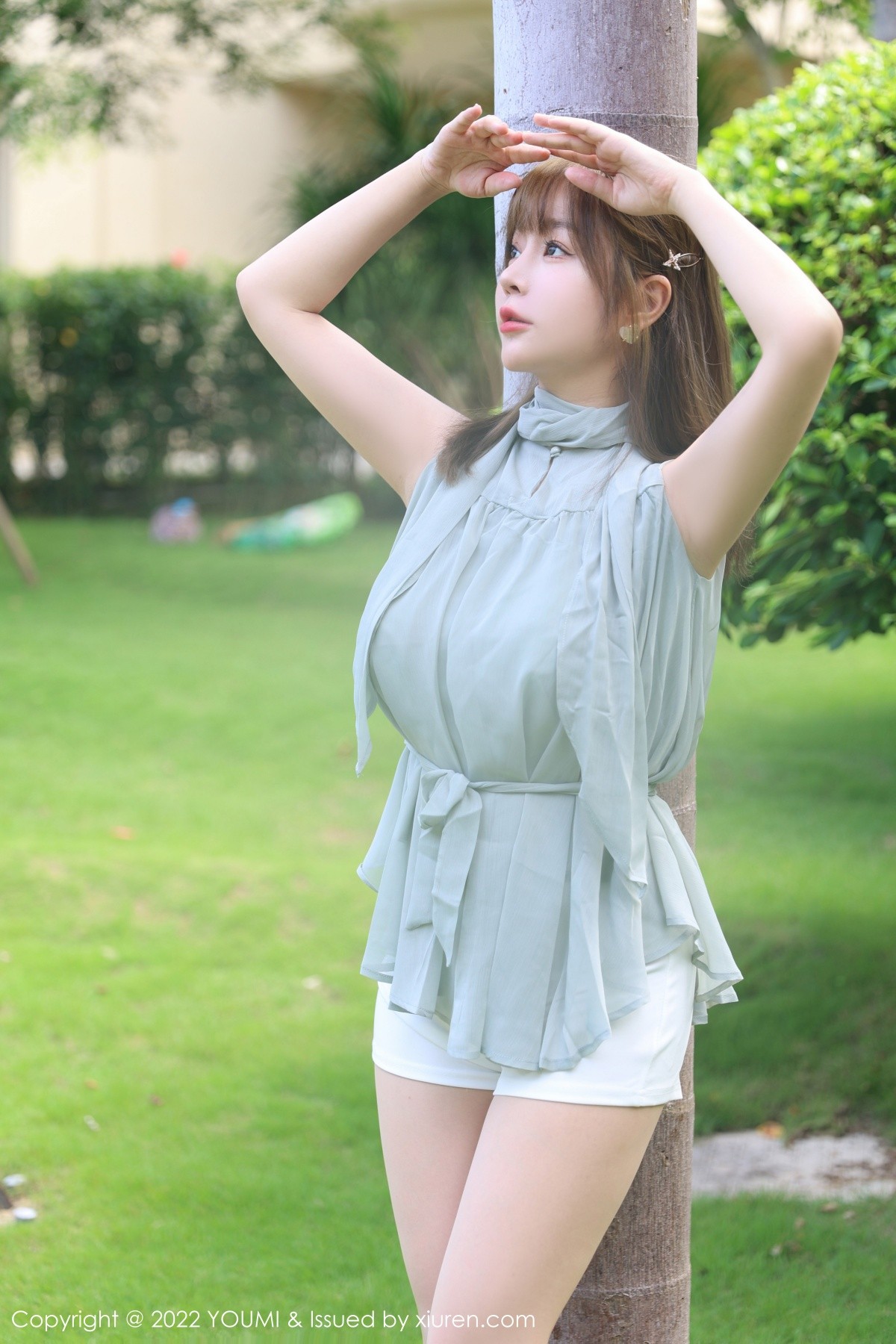 xgyw.top_[YouMi尤蜜荟]Vol.841_女神王雨纯性感灰色上衣配白短裙半脱露性感蕾丝内衣诱惑写真71P