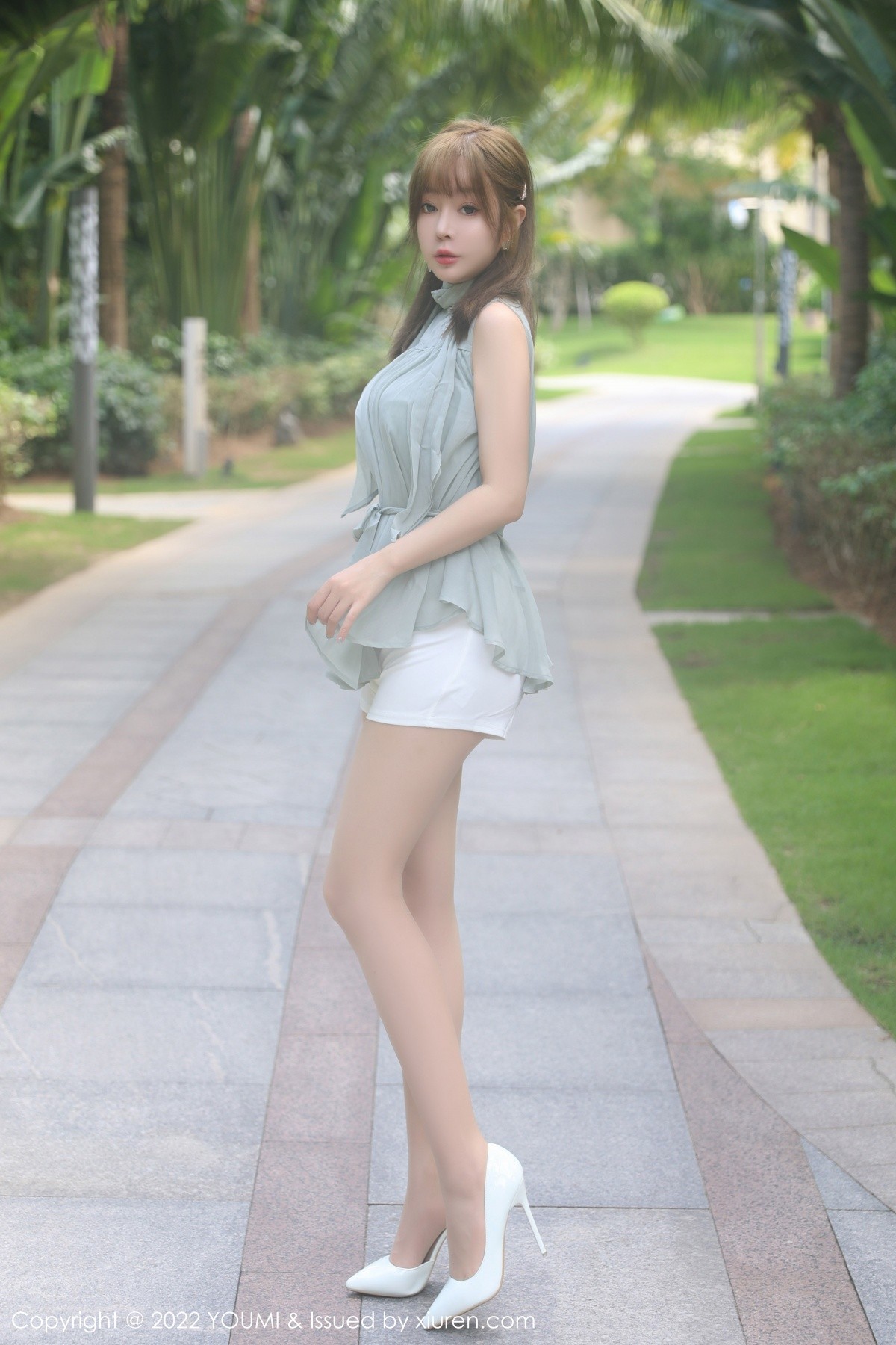 xgyw.top_[YouMi尤蜜荟]Vol.841_女神王雨纯性感灰色上衣配白短裙半脱露性感蕾丝内衣诱惑写真71P