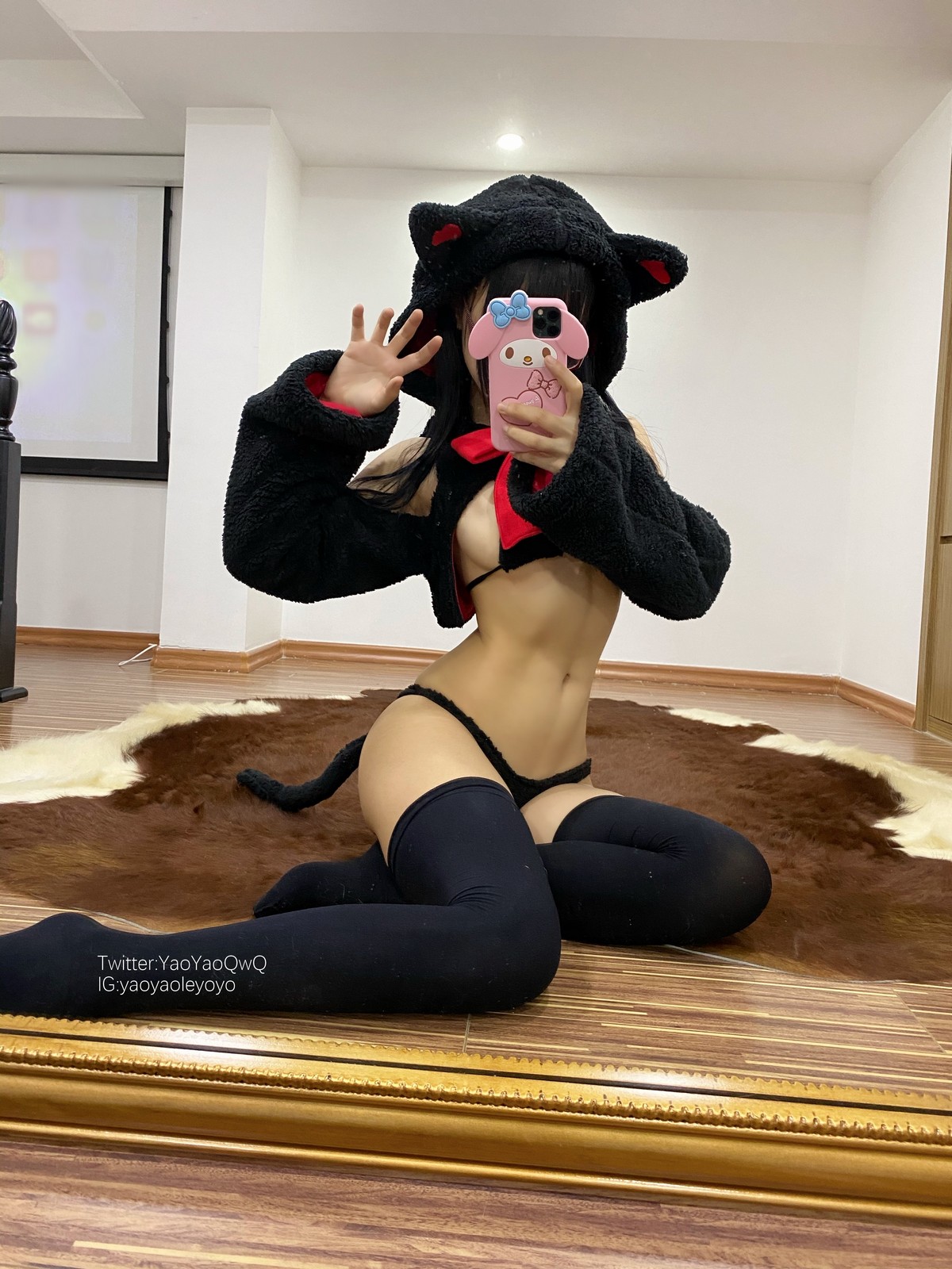 xgyw.top_网络美女软妹摇摇乐猫套装主题性感黑色绒毛服饰露三点式内衣迷人诱惑写真91P
