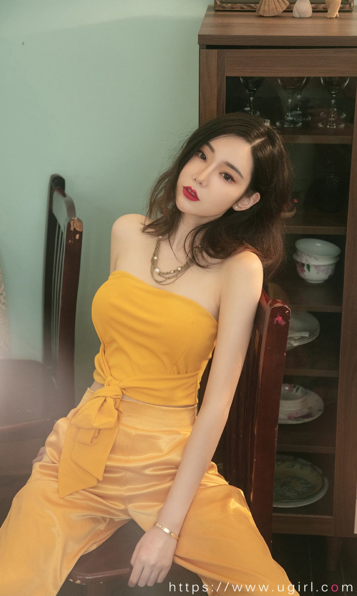 xgyw.top_[Ugirls爱尤物]No.2416_模特萌琪琪私房性感黄色低胸套装露白嫩肌肤性感迷人写真35P