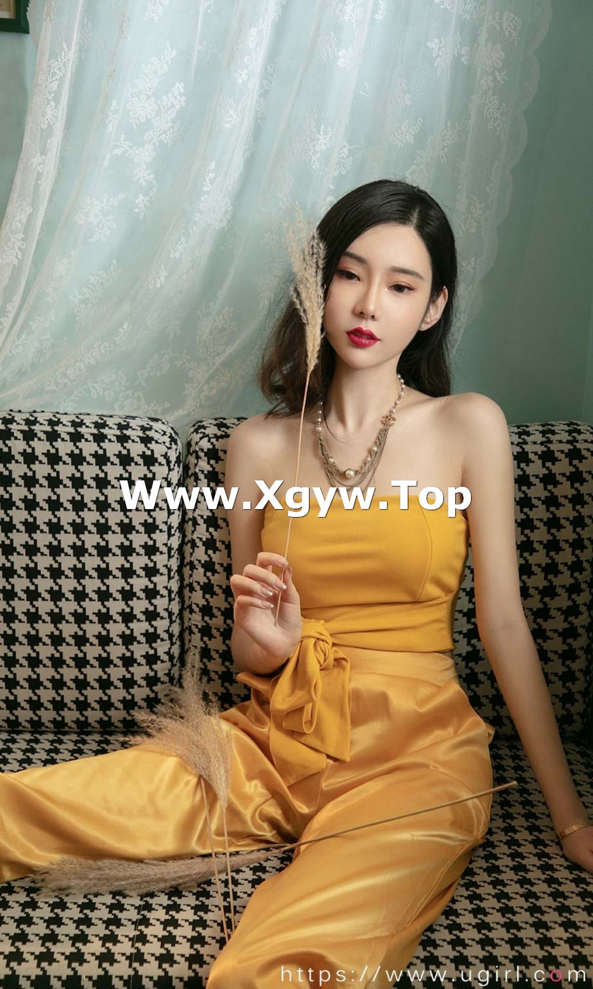xgyw.top_[Ugirls爱尤物]No.2416_模特萌琪琪私房性感黄色低胸套装露白嫩肌肤性感迷人写真35P
