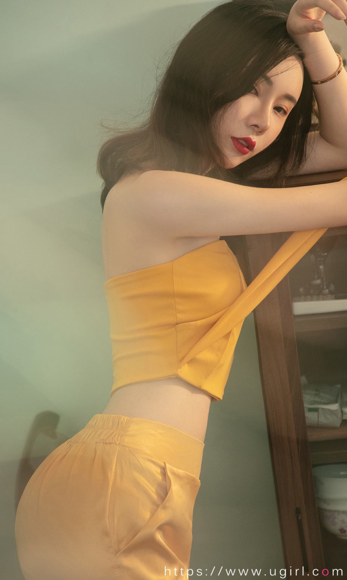 xgyw.top_[Ugirls爱尤物]No.2416_模特萌琪琪私房性感黄色低胸套装露白嫩肌肤性感迷人写真35P