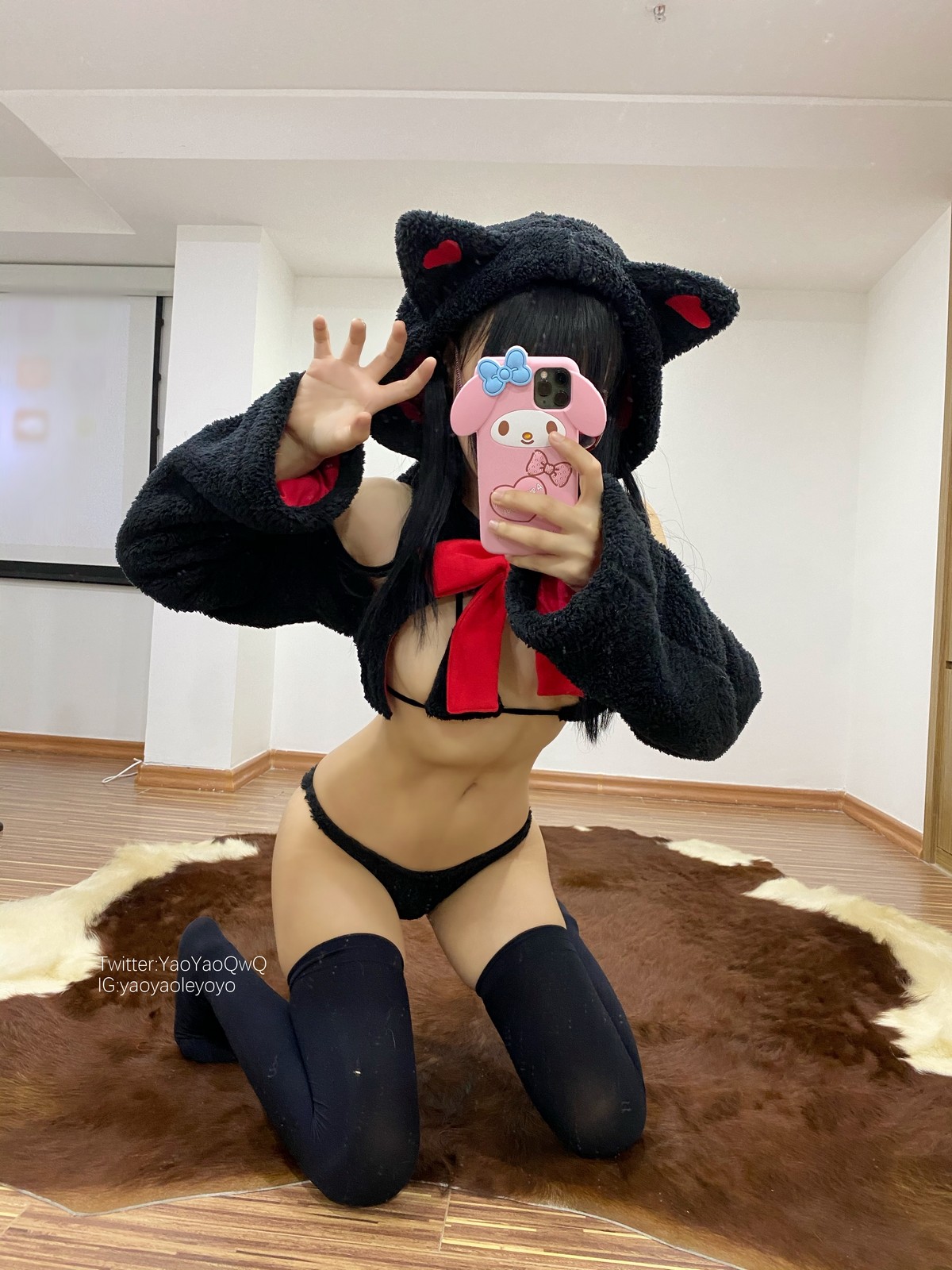 xgyw.top_网络美女软妹摇摇乐猫套装主题性感黑色绒毛服饰露三点式内衣迷人诱惑写真91P