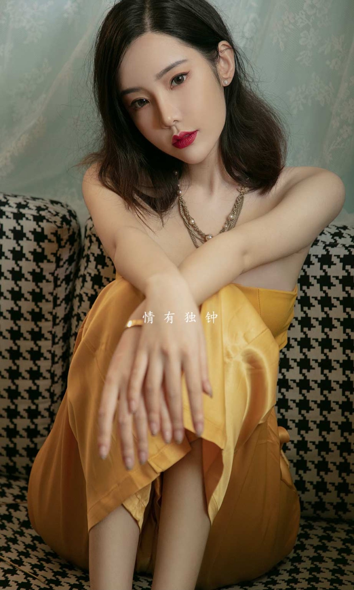 xgyw.top_[Ugirls爱尤物]No.2416_模特萌琪琪私房性感黄色低胸套装露白嫩肌肤性感迷人写真35P