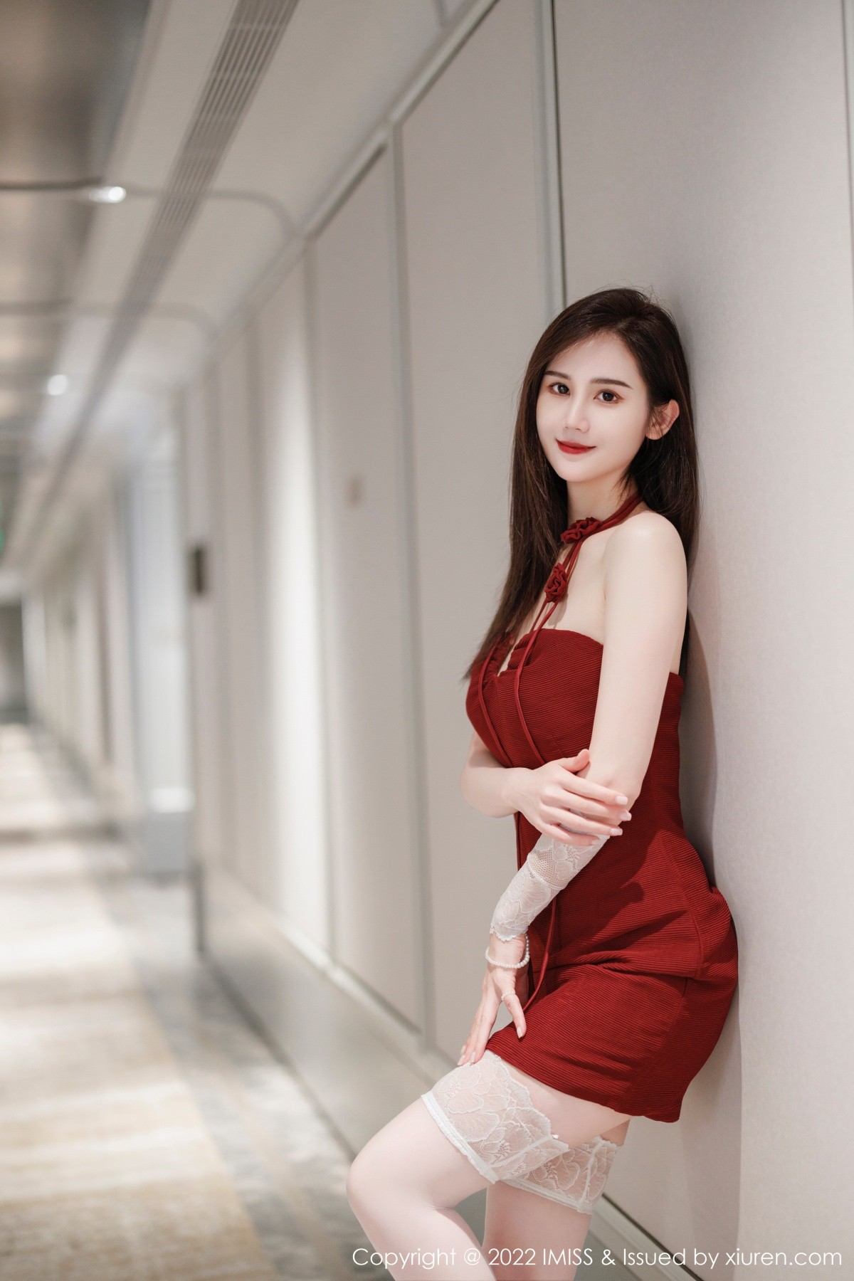 xgyw.top_[IMISS爱蜜社]Vol.698_气质女神SISY思脱红色连衣短裙露性感粉色内衣撩人诱惑写真36P
