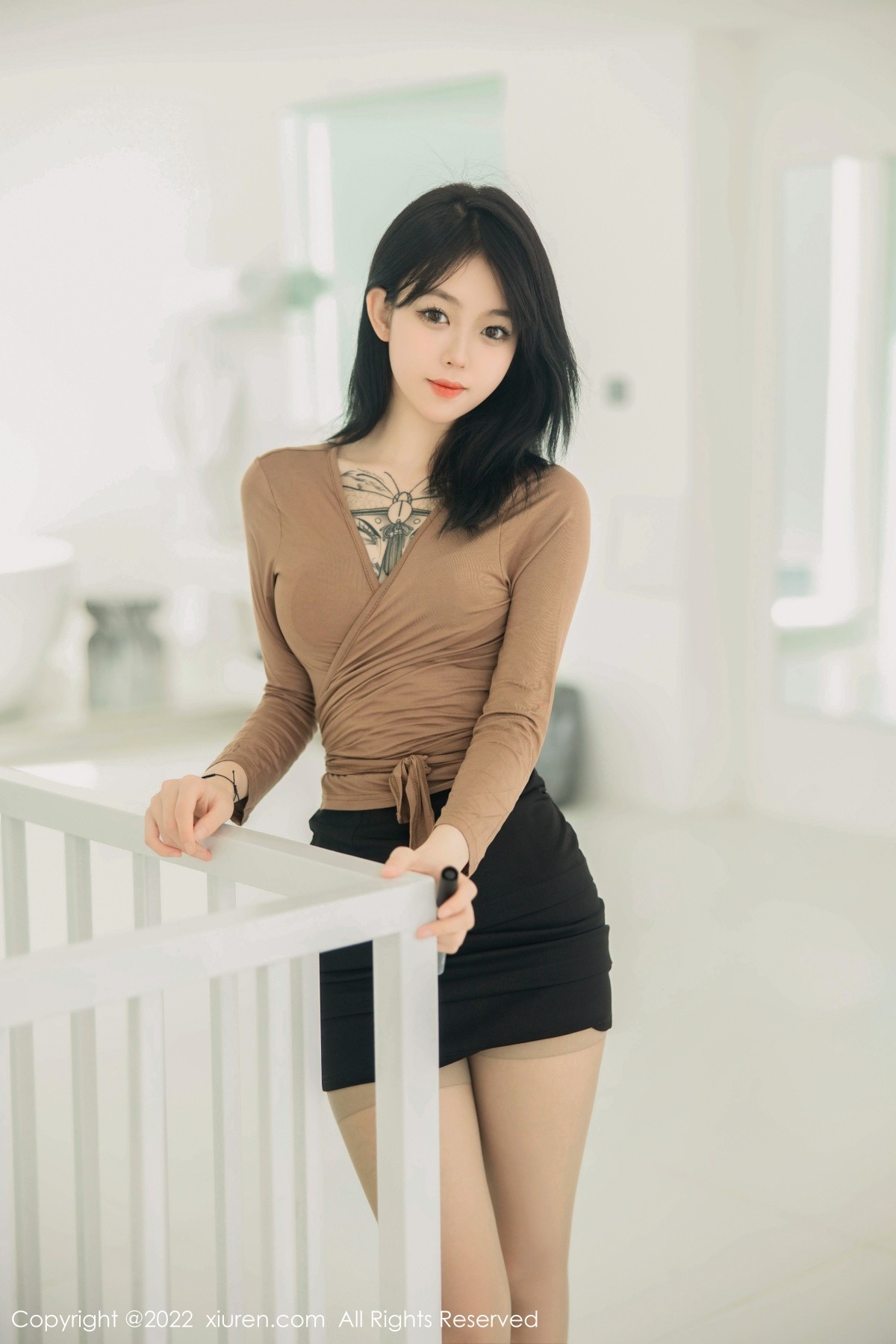 xgyw.top_XiuRen第5587期_模特奶瓶大理旅拍杏色衣配黑短裙露浅色内衣杏色丝袜诱惑写真100P