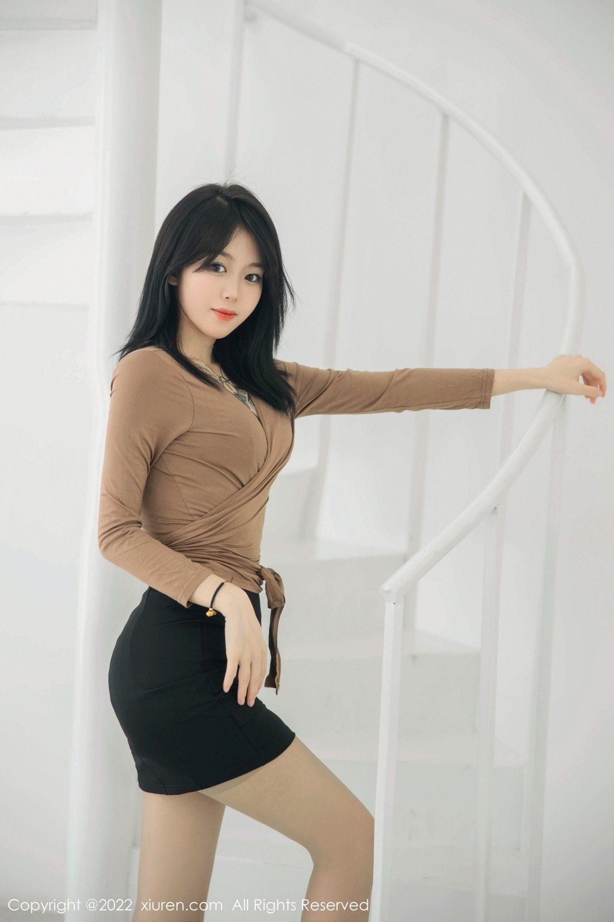xgyw.top_XiuRen第5587期_模特奶瓶大理旅拍杏色衣配黑短裙露浅色内衣杏色丝袜诱惑写真100P