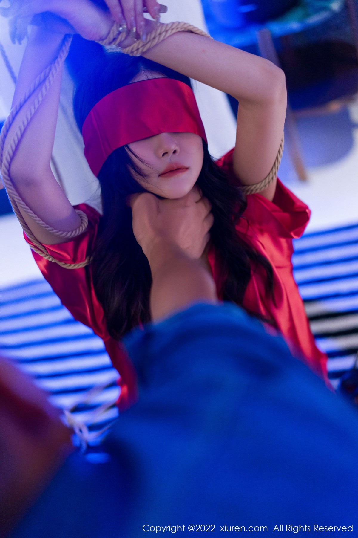 xgyw.top_XiuRen第5586期_模特laura阿姣性感红色睡裙露黑色情趣内衣配蕾丝吊袜诱惑写真76P