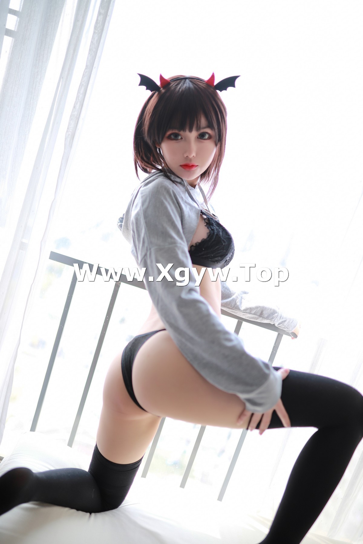 xgyw.top_网络美女您的蛋蛋开胸卫衣主题私房性感黑色蕾丝内衣配黑丝袜撩人诱惑写真38P