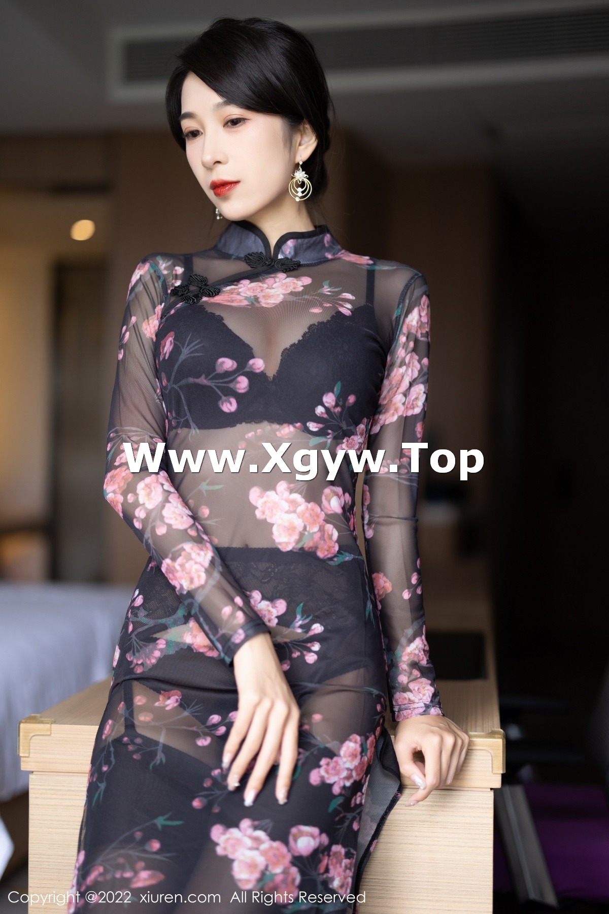 xgyw.top_XiuRen第5585期_模特林乐一私房性感轻透花纹旗袍露黑色内衣秀曼妙身材诱惑写真82P