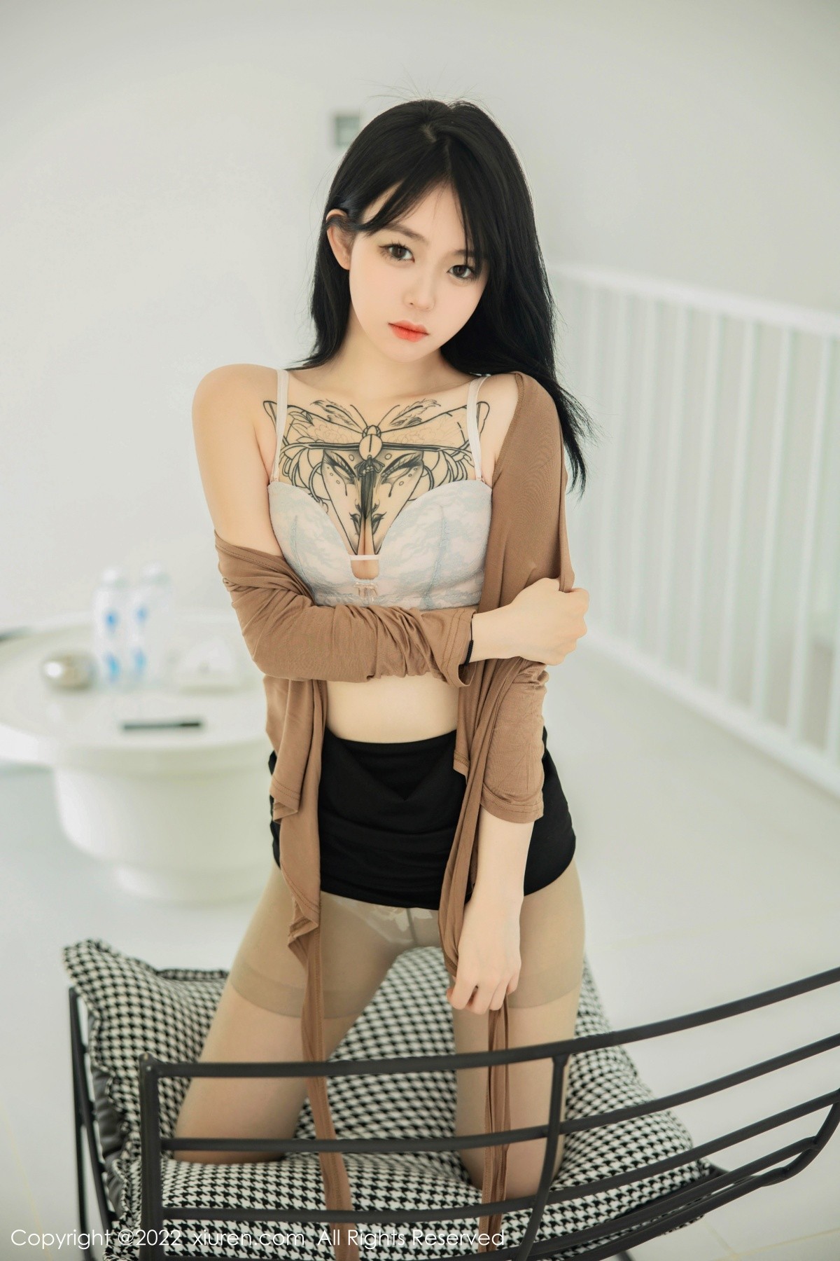 xgyw.top_XiuRen第5587期_模特奶瓶大理旅拍杏色衣配黑短裙露浅色内衣杏色丝袜诱惑写真100P