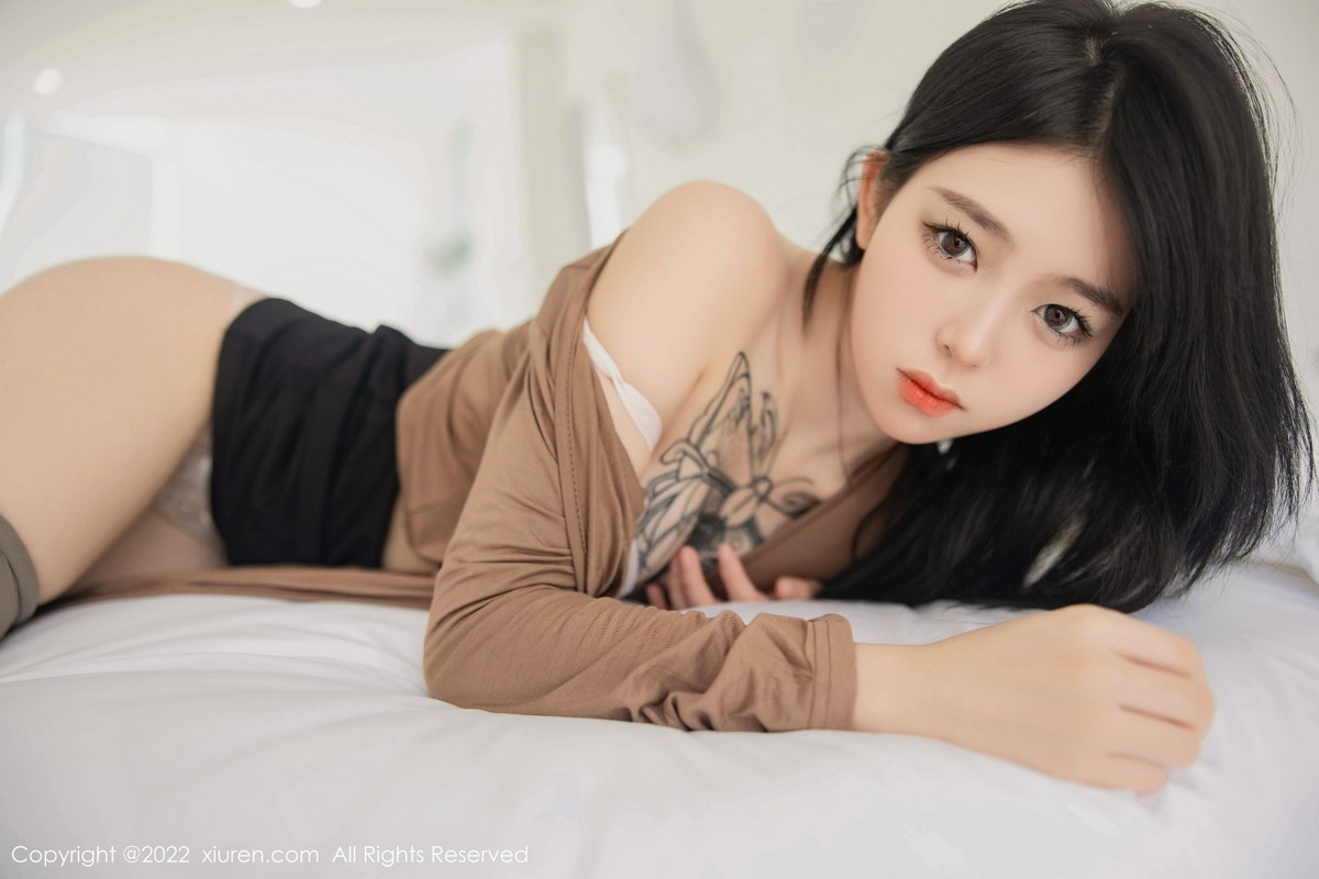 xgyw.top_XiuRen第5587期_模特奶瓶大理旅拍杏色衣配黑短裙露浅色内衣杏色丝袜诱惑写真100P