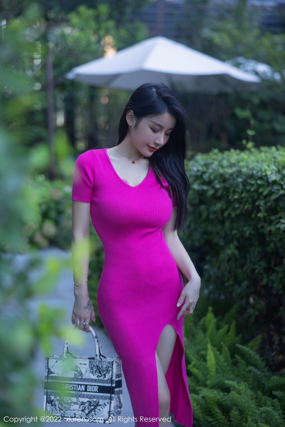 xgyw.top_XiuRen第5582期_模特美七Mia西双版纳旅拍性感粉红连衣长裙秀惹火身材诱惑写真81P