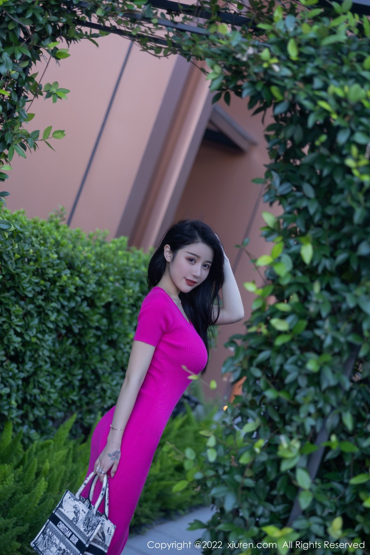 xgyw.top_XiuRen第5582期_模特美七Mia西双版纳旅拍性感粉红连衣长裙秀惹火身材诱惑写真81P