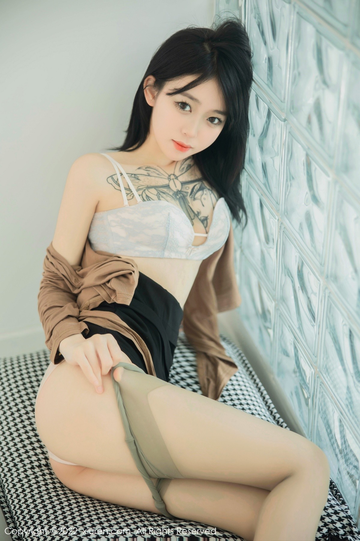 xgyw.top_XiuRen第5587期_模特奶瓶大理旅拍杏色衣配黑短裙露浅色内衣杏色丝袜诱惑写真100P