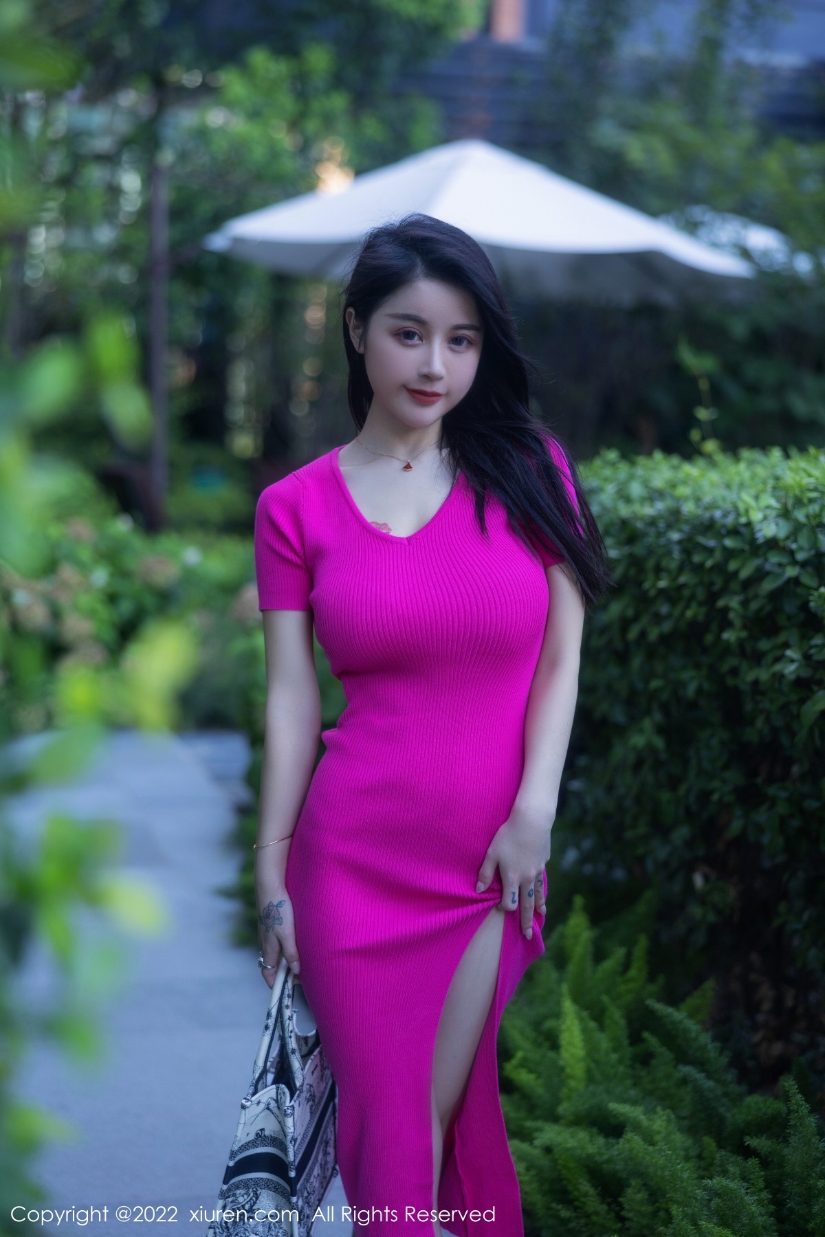 xgyw.top_XiuRen第5582期_模特美七Mia西双版纳旅拍性感粉红连衣长裙秀惹火身材诱惑写真81P