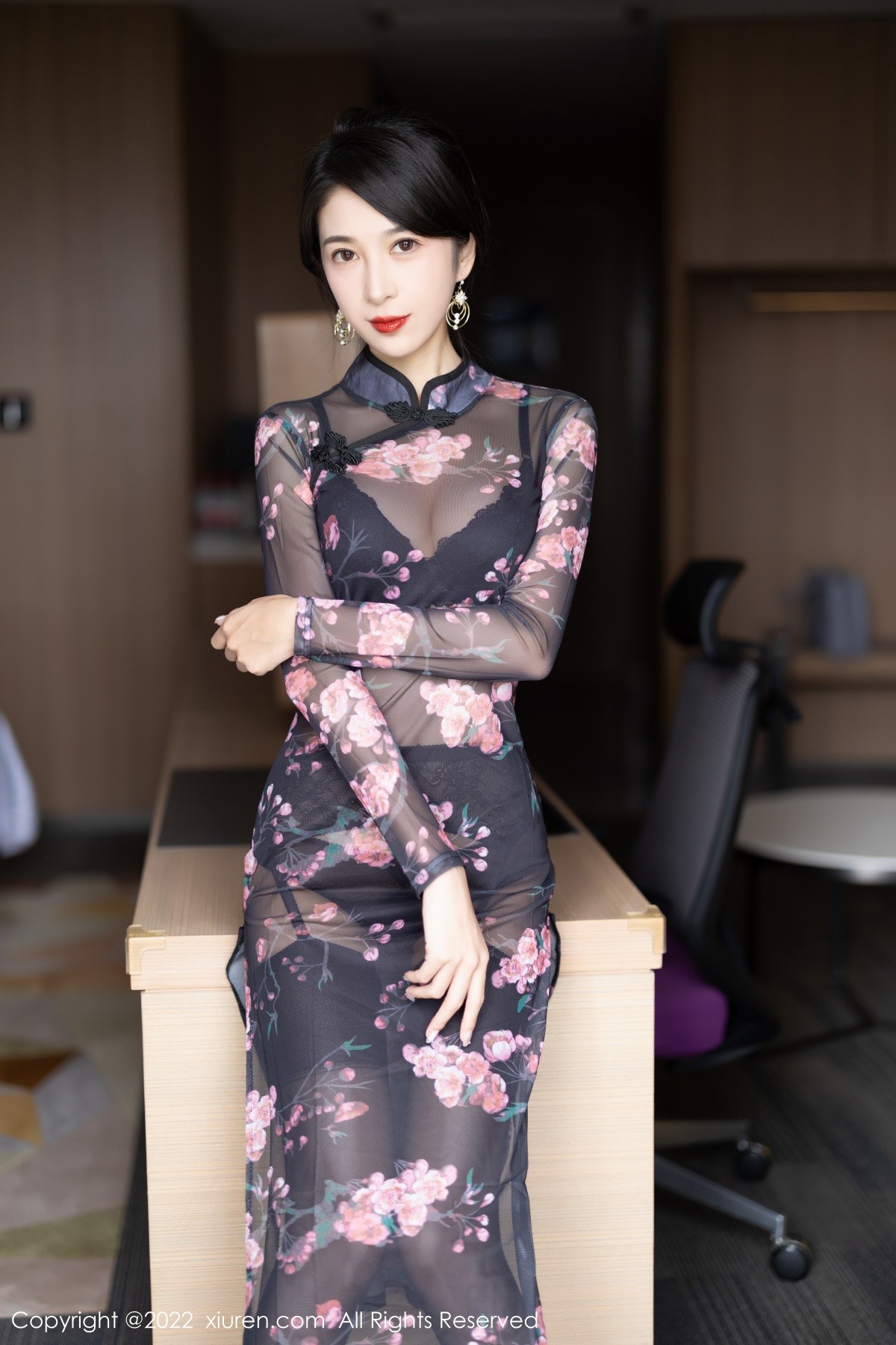 xgyw.top_XiuRen第5585期_模特林乐一私房性感轻透花纹旗袍露黑色内衣秀曼妙身材诱惑写真82P