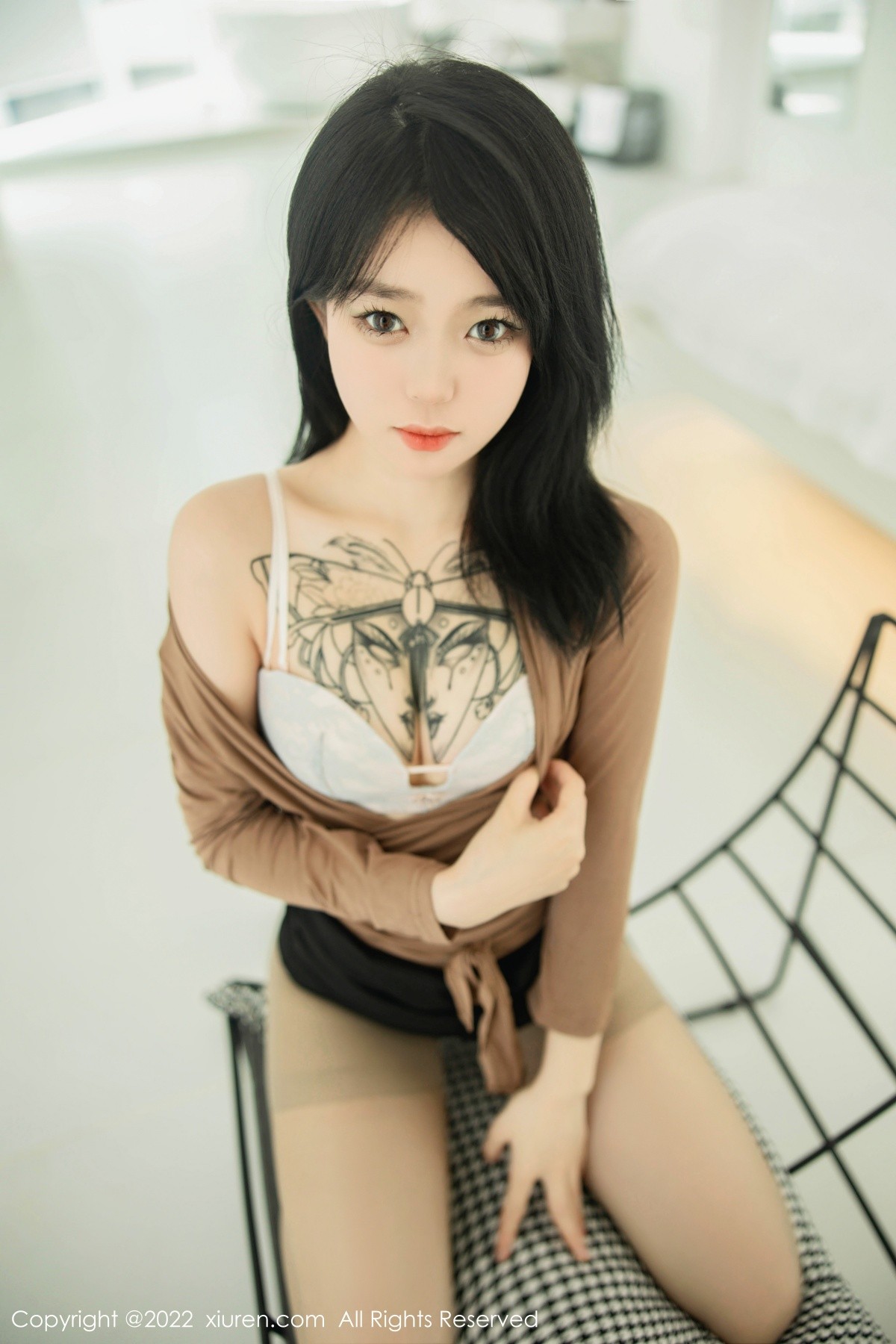 xgyw.top_XiuRen第5587期_模特奶瓶大理旅拍杏色衣配黑短裙露浅色内衣杏色丝袜诱惑写真100P