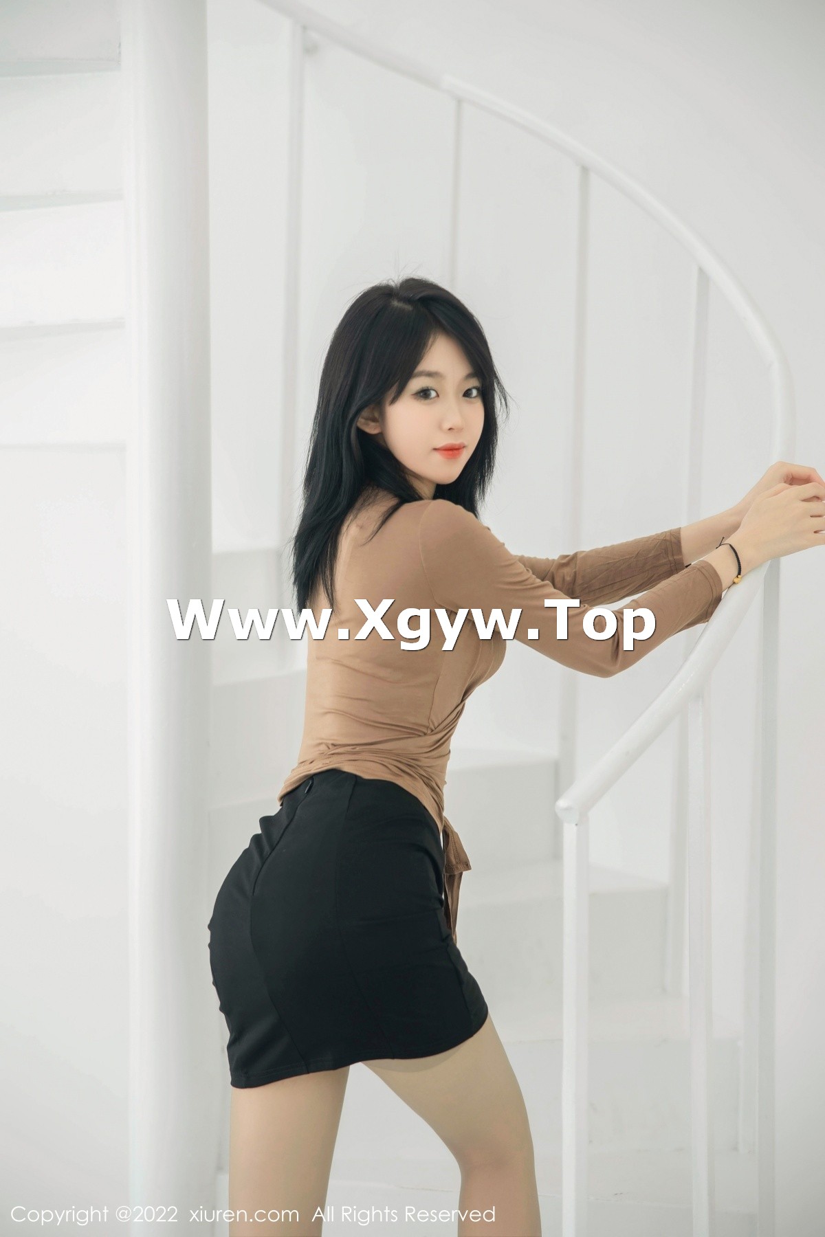 xgyw.top_XiuRen第5587期_模特奶瓶大理旅拍杏色衣配黑短裙露浅色内衣杏色丝袜诱惑写真100P