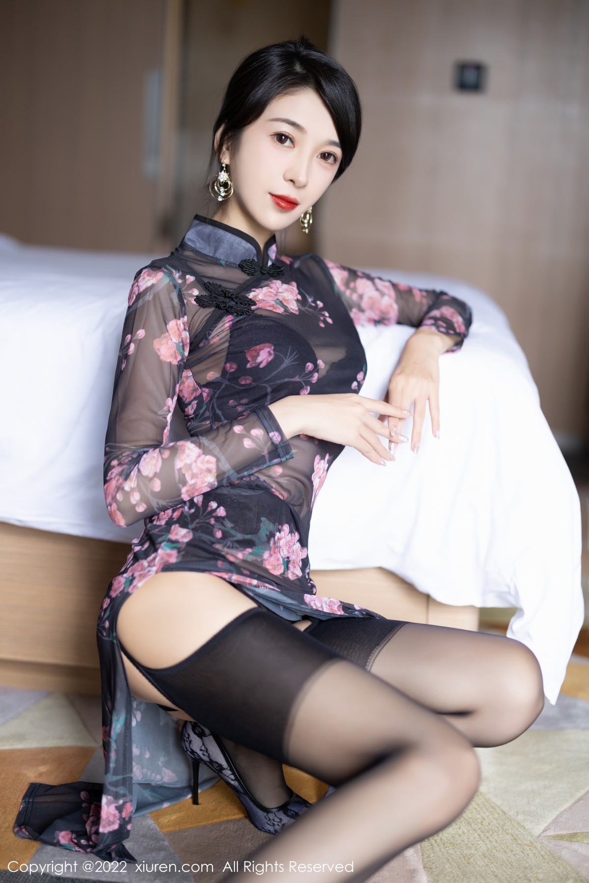xgyw.top_XiuRen第5585期_模特林乐一私房性感轻透花纹旗袍露黑色内衣秀曼妙身材诱惑写真82P