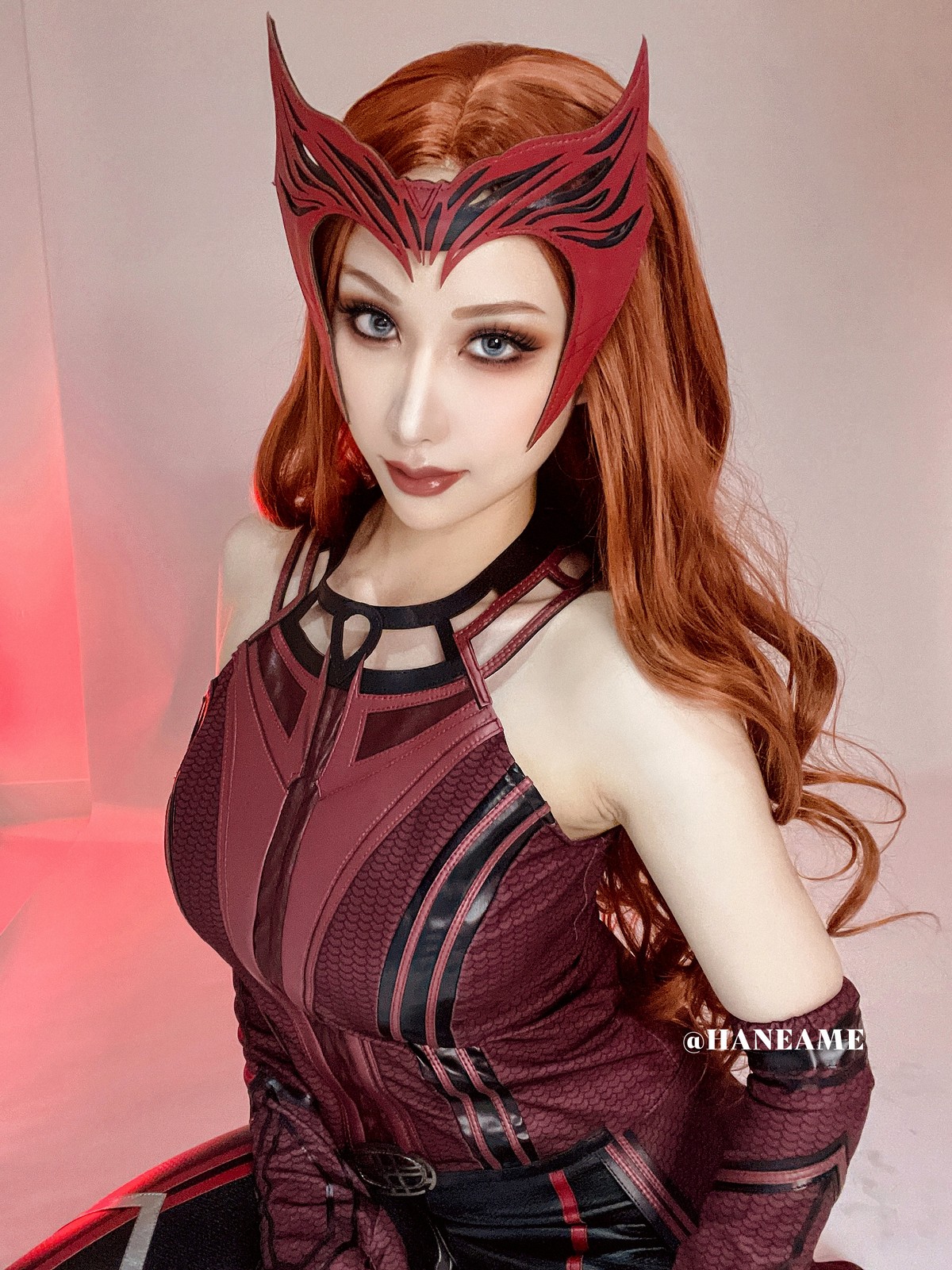 xgyw.top_Coser美女雨波_HaneAme绯红女巫主题红色皮上衣配黑皮长裤秀完美身材诱惑写真44P
