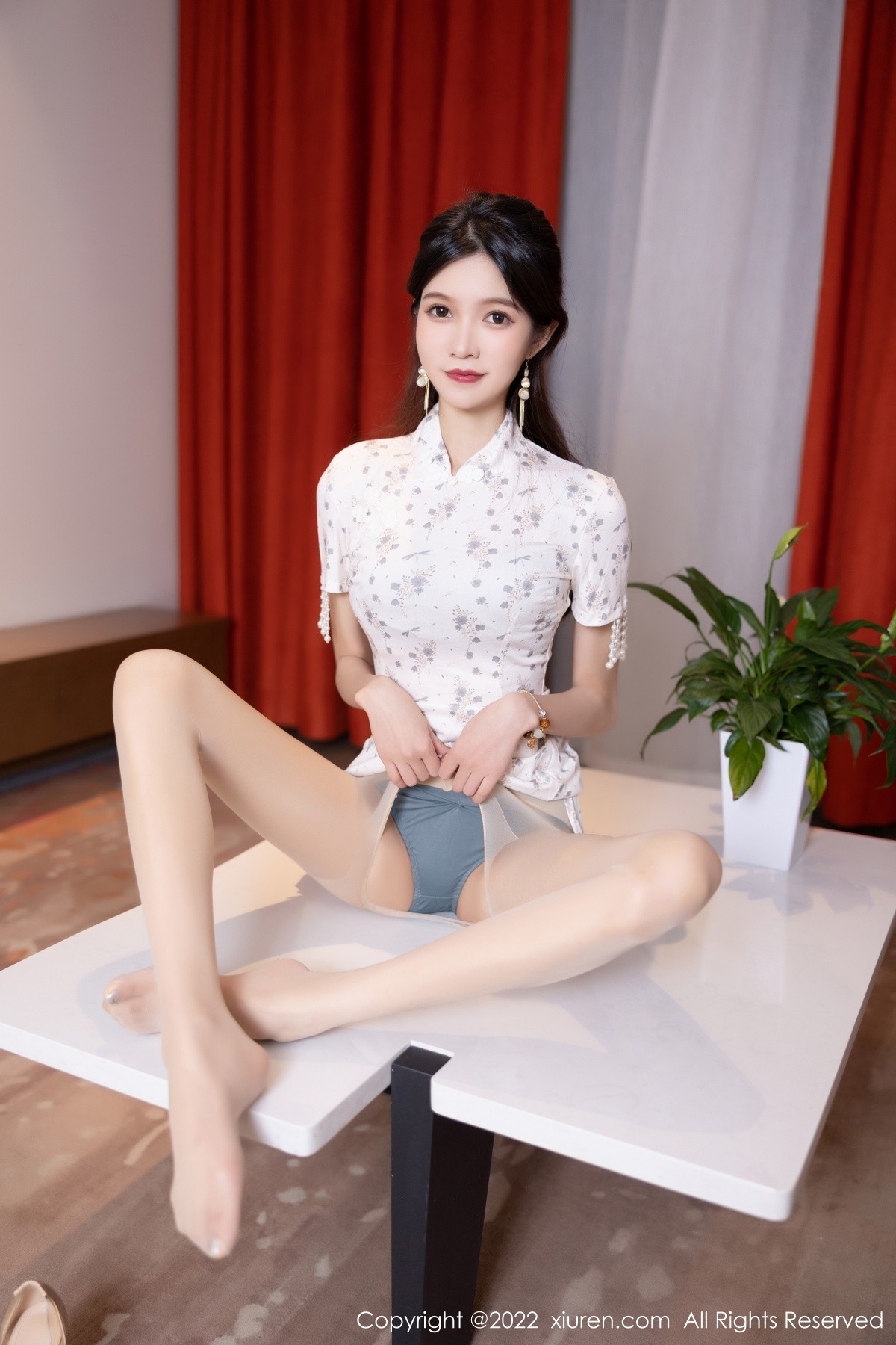 xgyw.top_XiuRen第5592期_模特程开心脱性感米色图案旗袍露灰色内衣配超薄肉丝诱惑写真76P