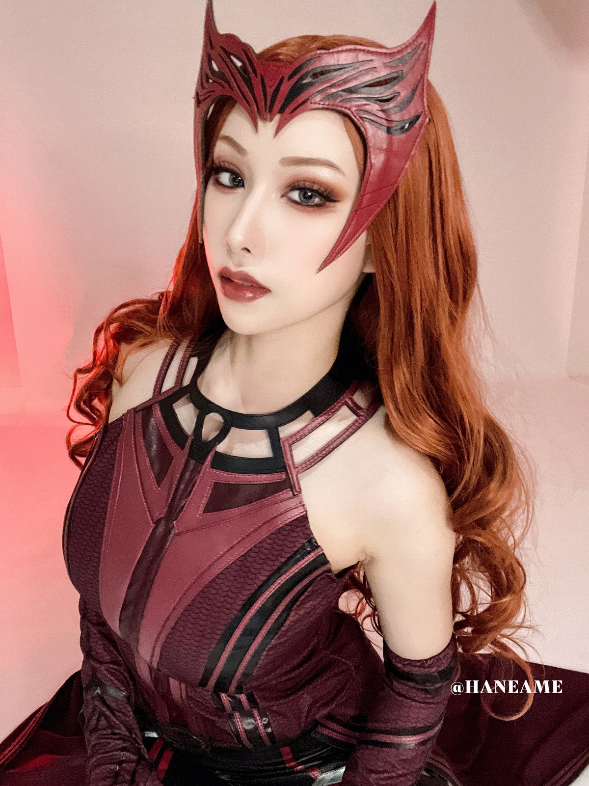xgyw.top_Coser美女雨波_HaneAme绯红女巫主题红色皮上衣配黑皮长裤秀完美身材诱惑写真44P