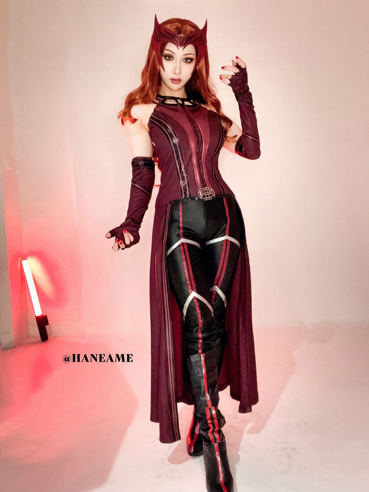 xgyw.top_Coser美女雨波_HaneAme绯红女巫主题红色皮上衣配黑皮长裤秀完美身材诱惑写真44P