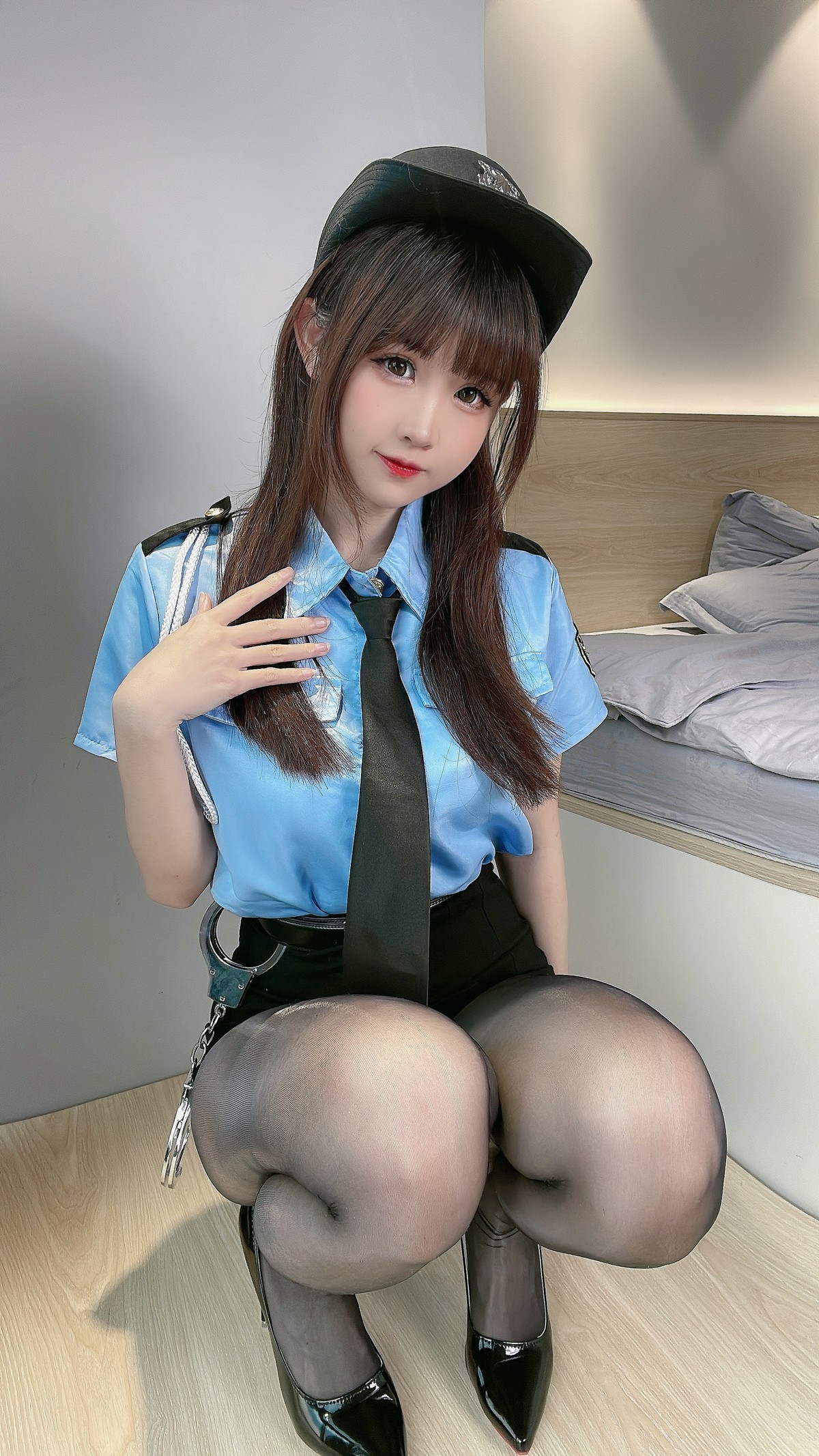 xgyw.top_网络美女miko酱ww让我保护你主题私房性感女警制服短裙露超薄黑丝诱惑写真87P
