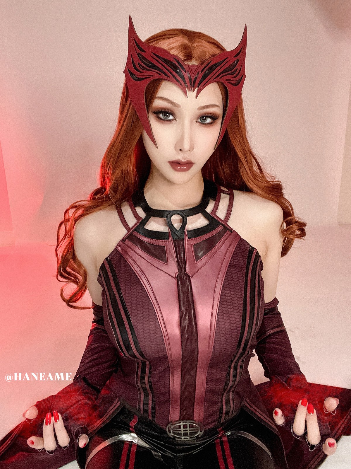 xgyw.top_Coser美女雨波_HaneAme绯红女巫主题红色皮上衣配黑皮长裤秀完美身材诱惑写真44P