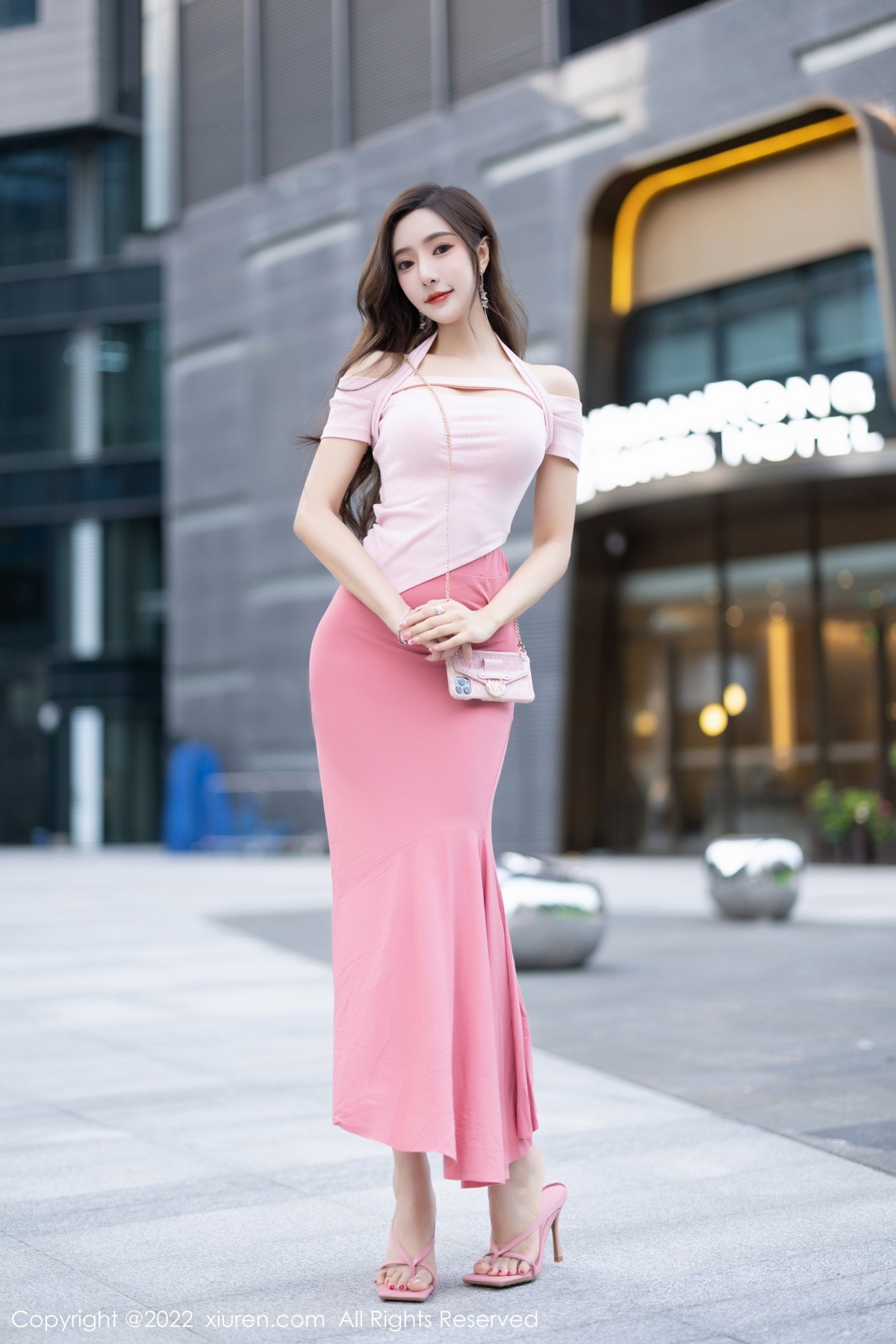 xgyw.top_XiuRen第5601期_女神王馨瑶yanni脱粉色长裙露性感蕾丝内裤秀惹火身材诱惑写真78P