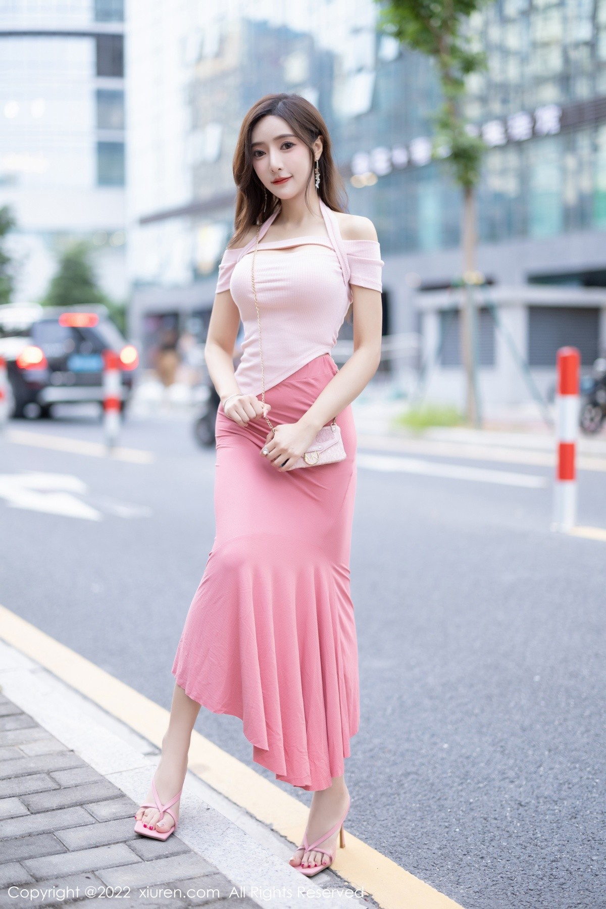 xgyw.top_XiuRen第5601期_女神王馨瑶yanni脱粉色长裙露性感蕾丝内裤秀惹火身材诱惑写真78P