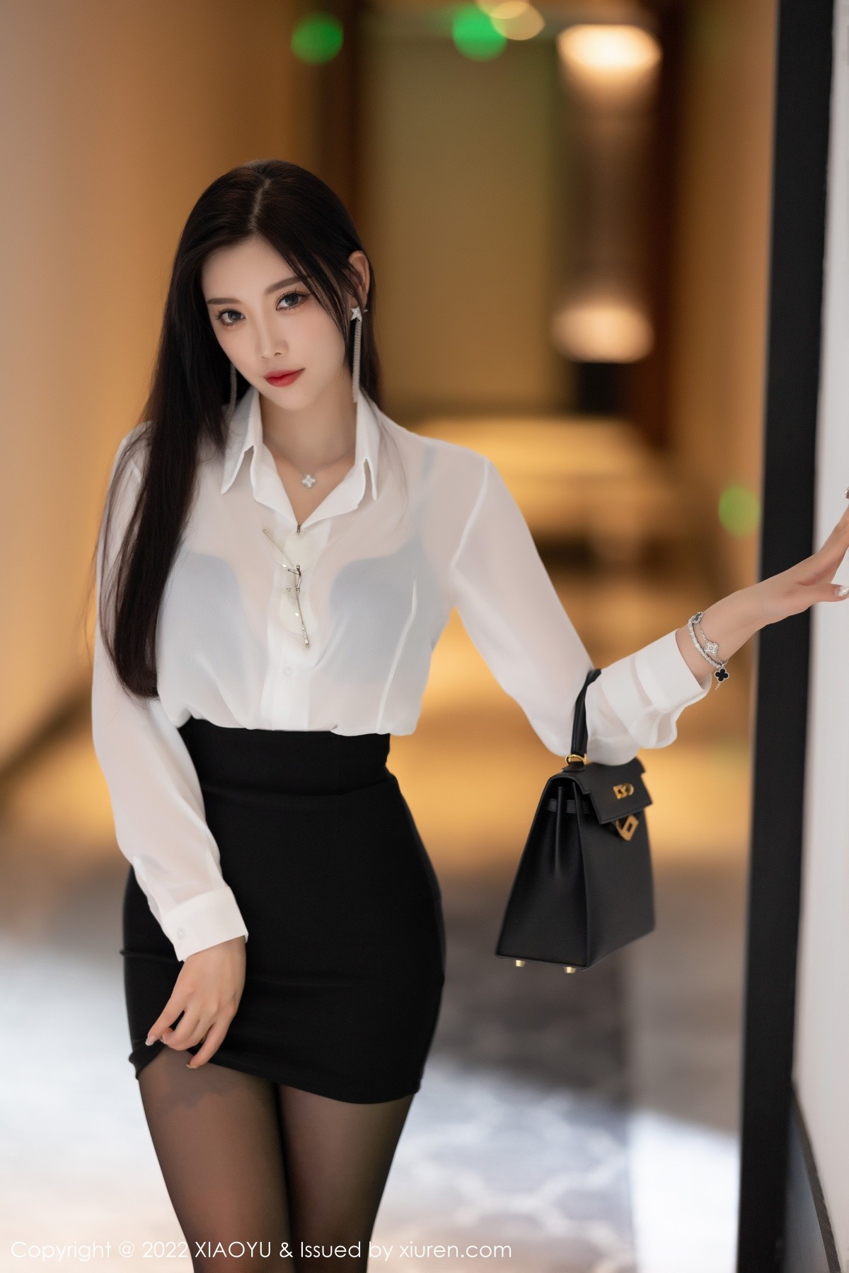 xgyw.top_[XiaoYu画语界]Vol.865_女神杨晨晨Yome杭州旅拍白T配黑短裙半脱露无内黑丝诱惑写真90P