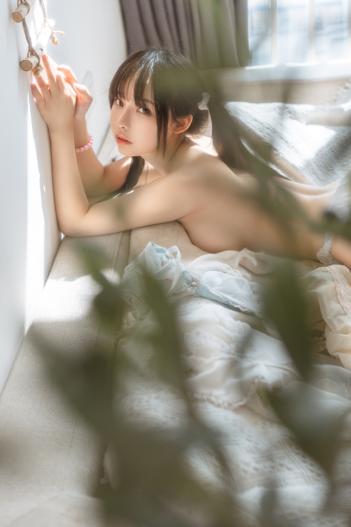 xgyw.top_Coser美女六味帝皇酱洛丽塔主题白色公主裙配白丝袜半脱露性感内衣诱惑写真48P