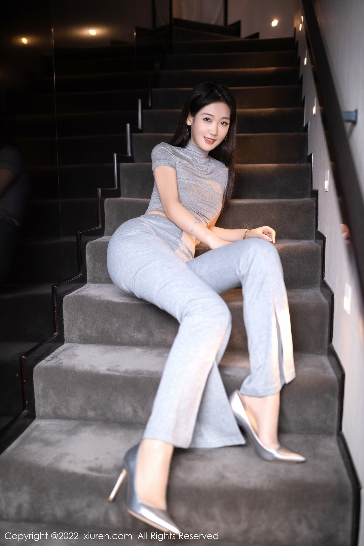xgyw.top_XiuRen第5608期_模特唐安琪北京旅拍性感灰色紧身套装半脱露蕾丝内裤诱惑写真78P