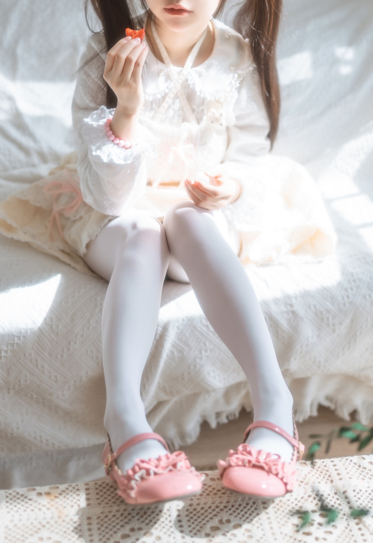 xgyw.top_Coser美女六味帝皇酱洛丽塔主题白色公主裙配白丝袜半脱露性感内衣诱惑写真48P