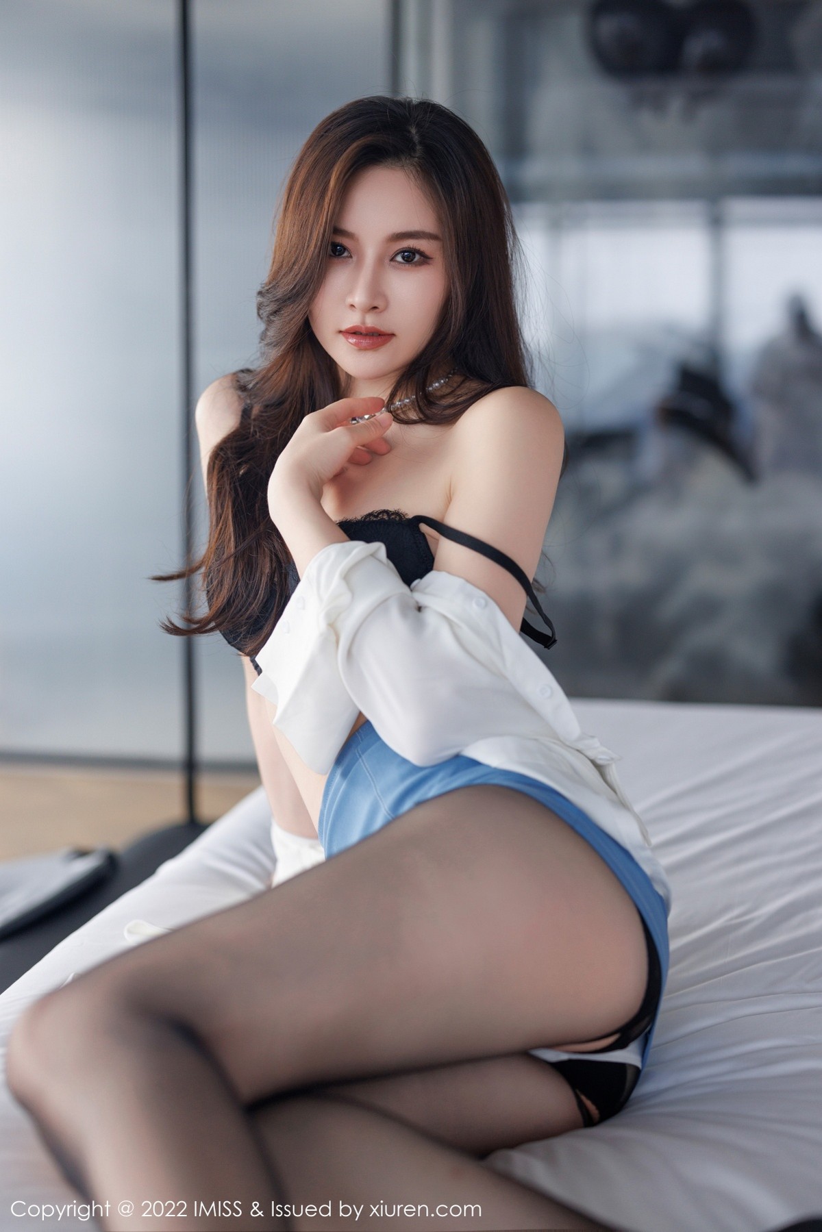 xgyw.top_[IMISS爱蜜社]Vol.700_美女Vanessa性感白T配蓝短裙露蕾丝内衣配超薄黑丝诱惑写真68P