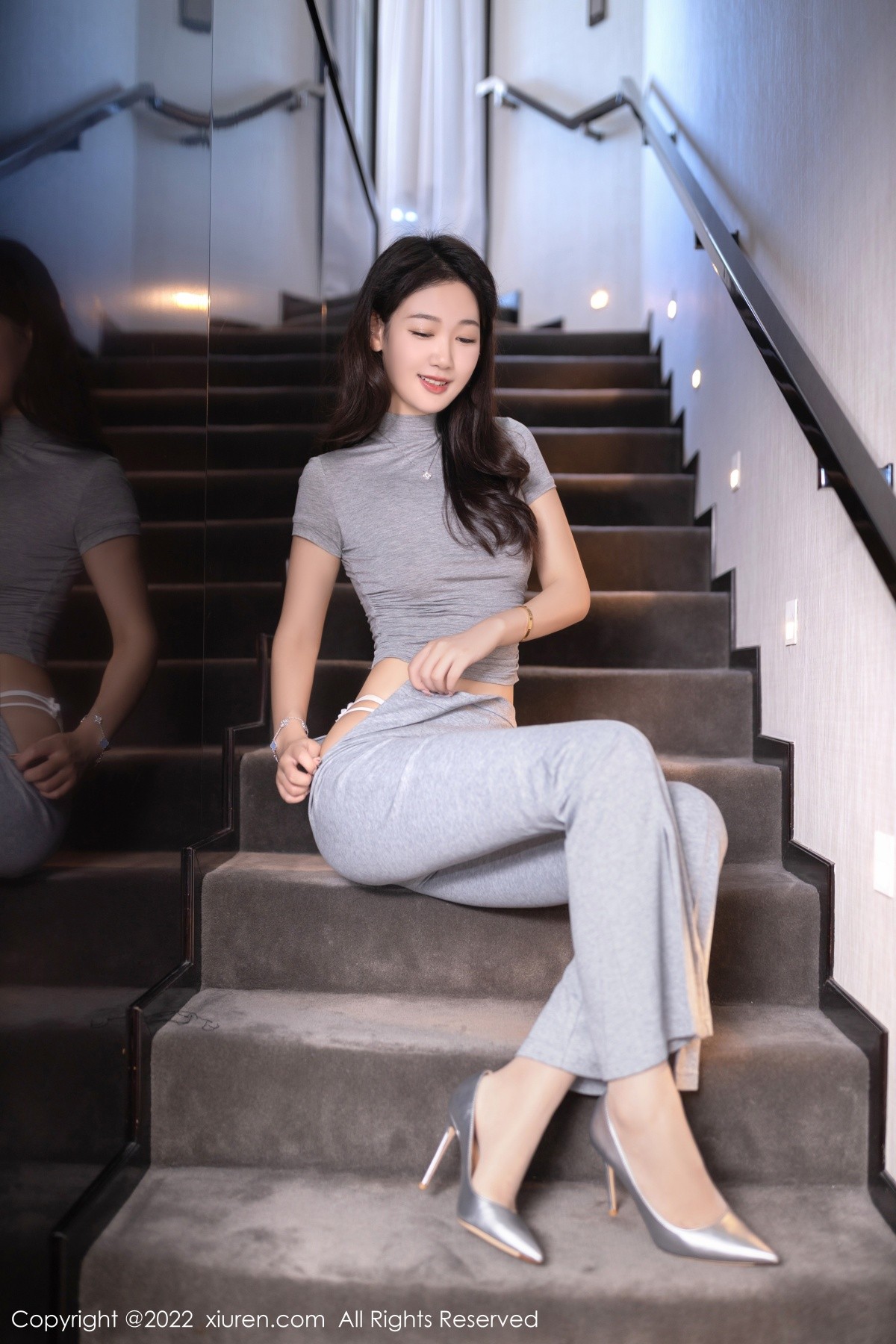 xgyw.top_XiuRen第5608期_模特唐安琪北京旅拍性感灰色紧身套装半脱露蕾丝内裤诱惑写真78P