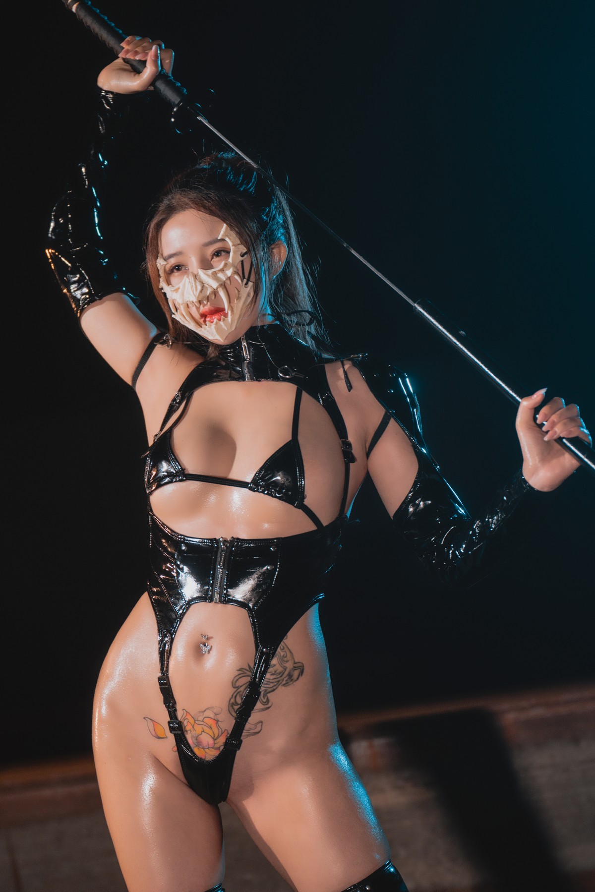xgyw.top_Coser妹子蜜蜜子异铁战斗服主题性感黑色皮质情趣服饰露惹火身材诱惑写真64P